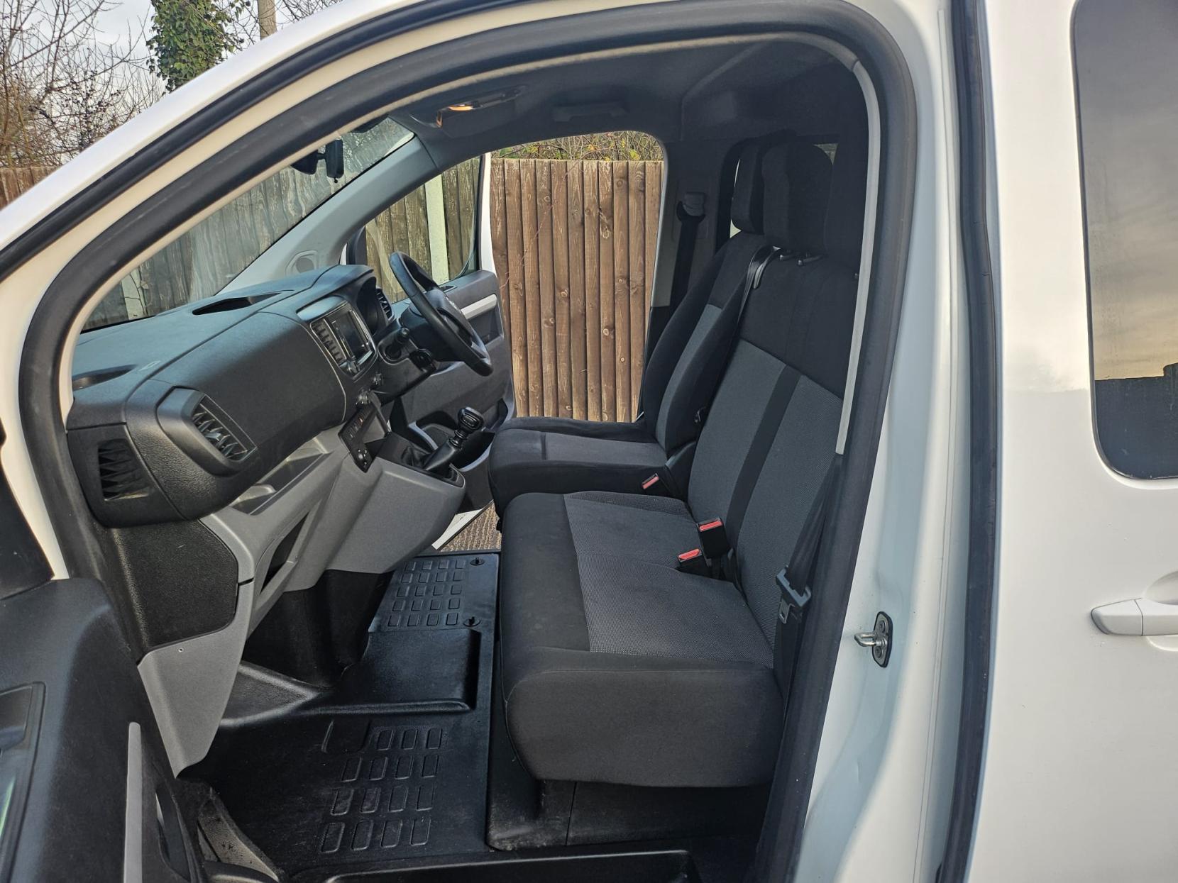 Vauxhall Vivaro 2.0 Turbo D 3100 Sportive Crew Van Double Cab 5dr Diesel Manual L2 H1 Euro 6 (s/s) (120 ps)