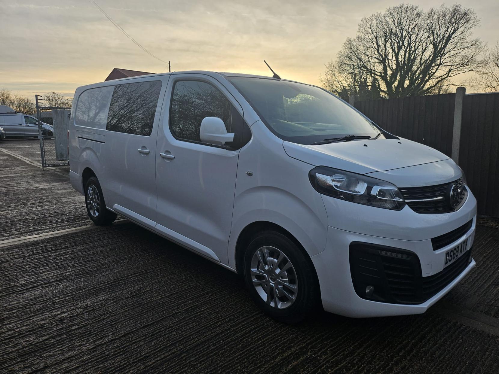 Vauxhall Vivaro 2.0 Turbo D 3100 Sportive Crew Van Double Cab 5dr Diesel Manual L2 H1 Euro 6 (s/s) (120 ps)