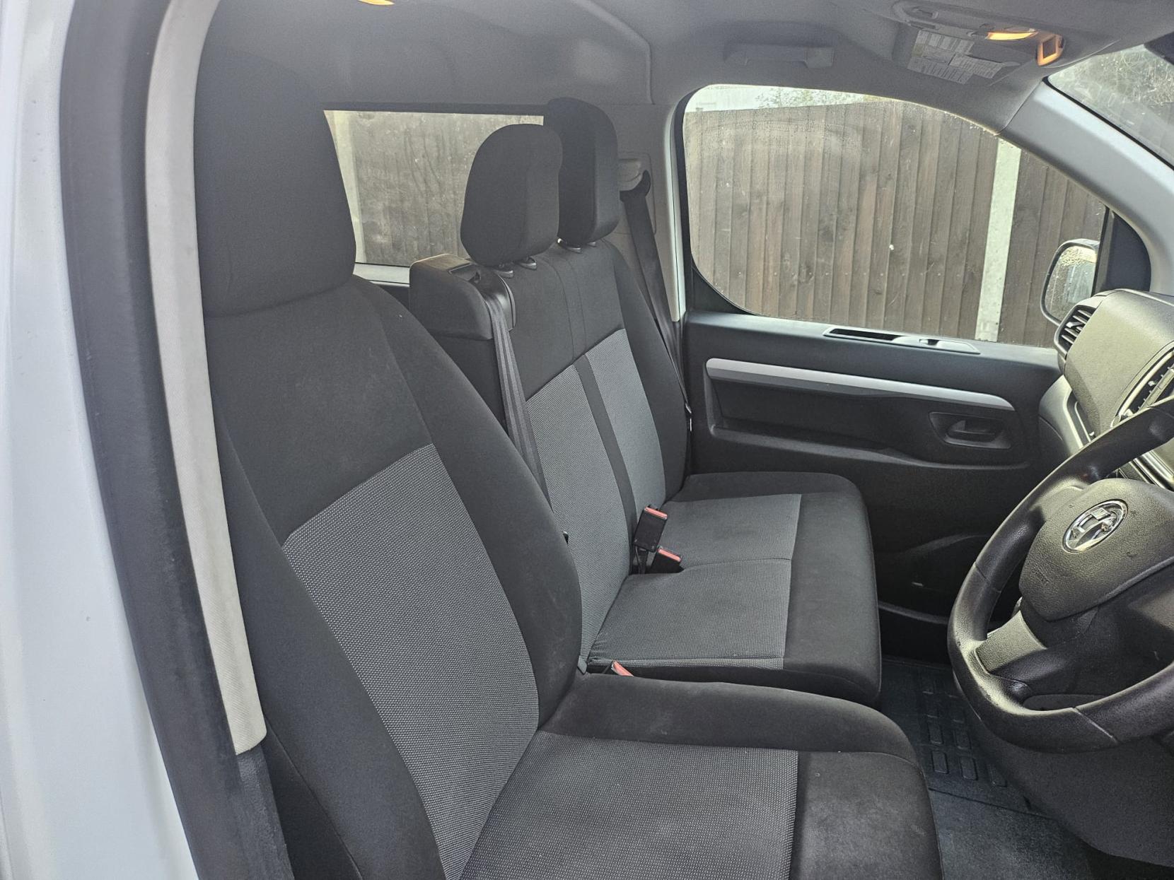 Vauxhall Vivaro 2.0 Turbo D 3100 Sportive Crew Van Double Cab 5dr Diesel Manual L2 H1 Euro 6 (s/s) (120 ps)