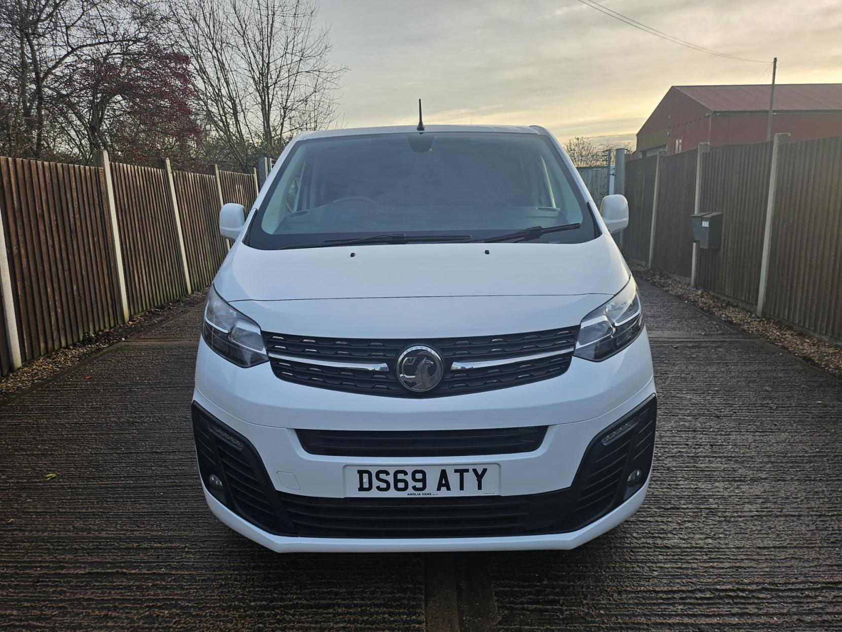 Vauxhall Vivaro 2.0 Turbo D 3100 Sportive Crew Van Double Cab 5dr Diesel Manual L2 H1 Euro 6 (s/s) (120 ps)