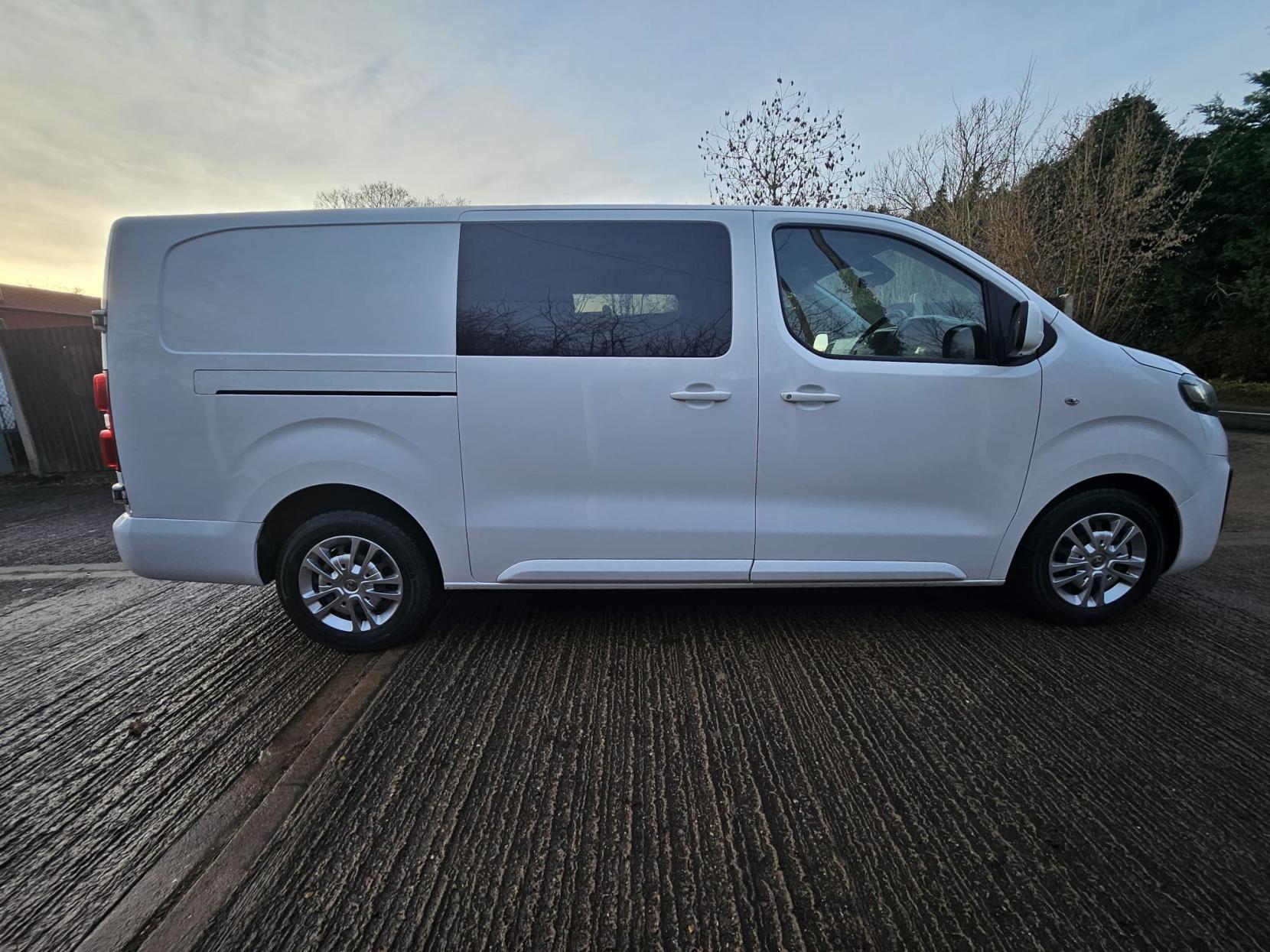 Vauxhall Vivaro 2.0 Turbo D 3100 Sportive Crew Van Double Cab 5dr Diesel Manual L2 H1 Euro 6 (s/s) (120 ps)