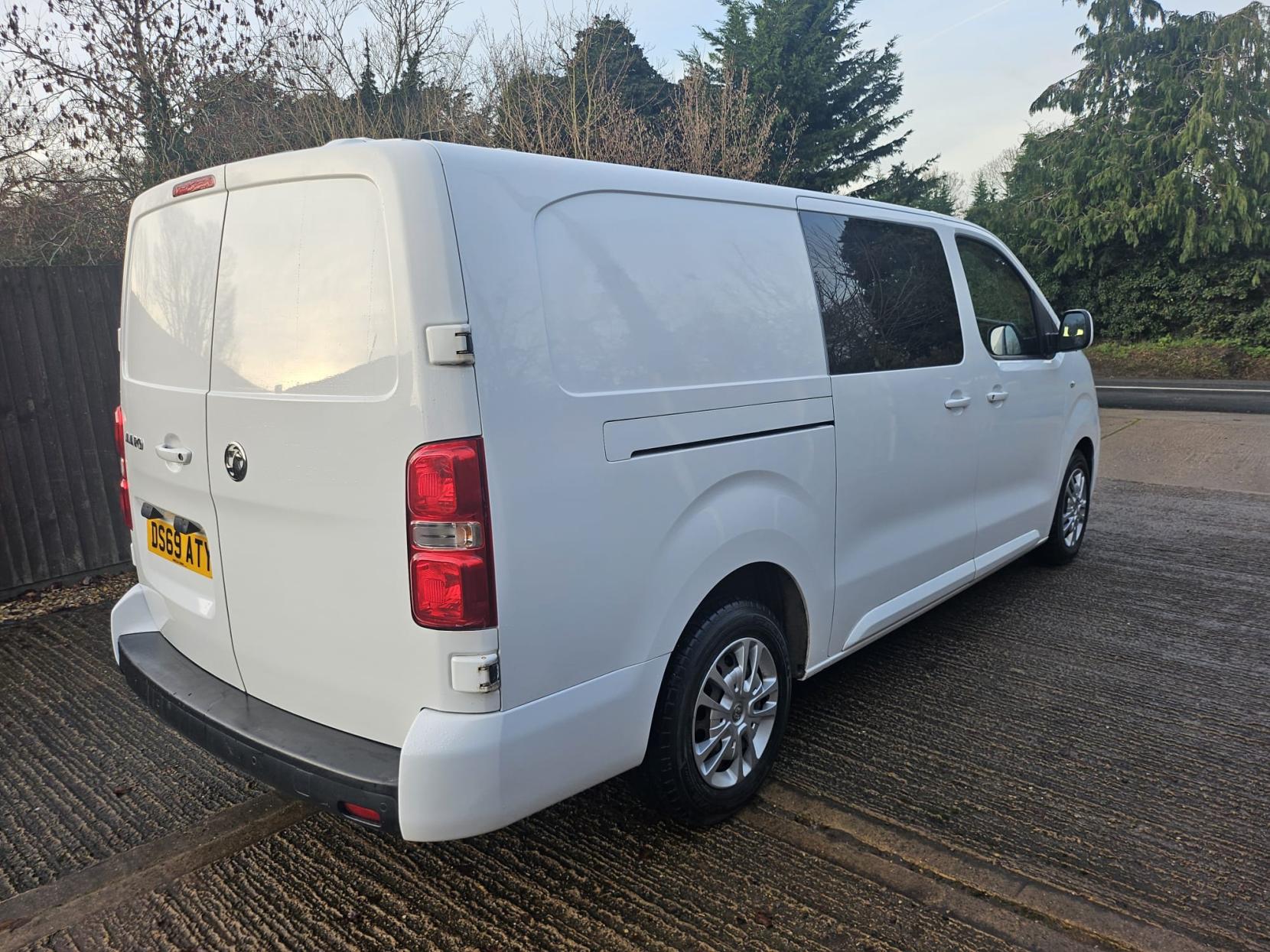 Vauxhall Vivaro 2.0 Turbo D 3100 Sportive Crew Van Double Cab 5dr Diesel Manual L2 H1 Euro 6 (s/s) (120 ps)