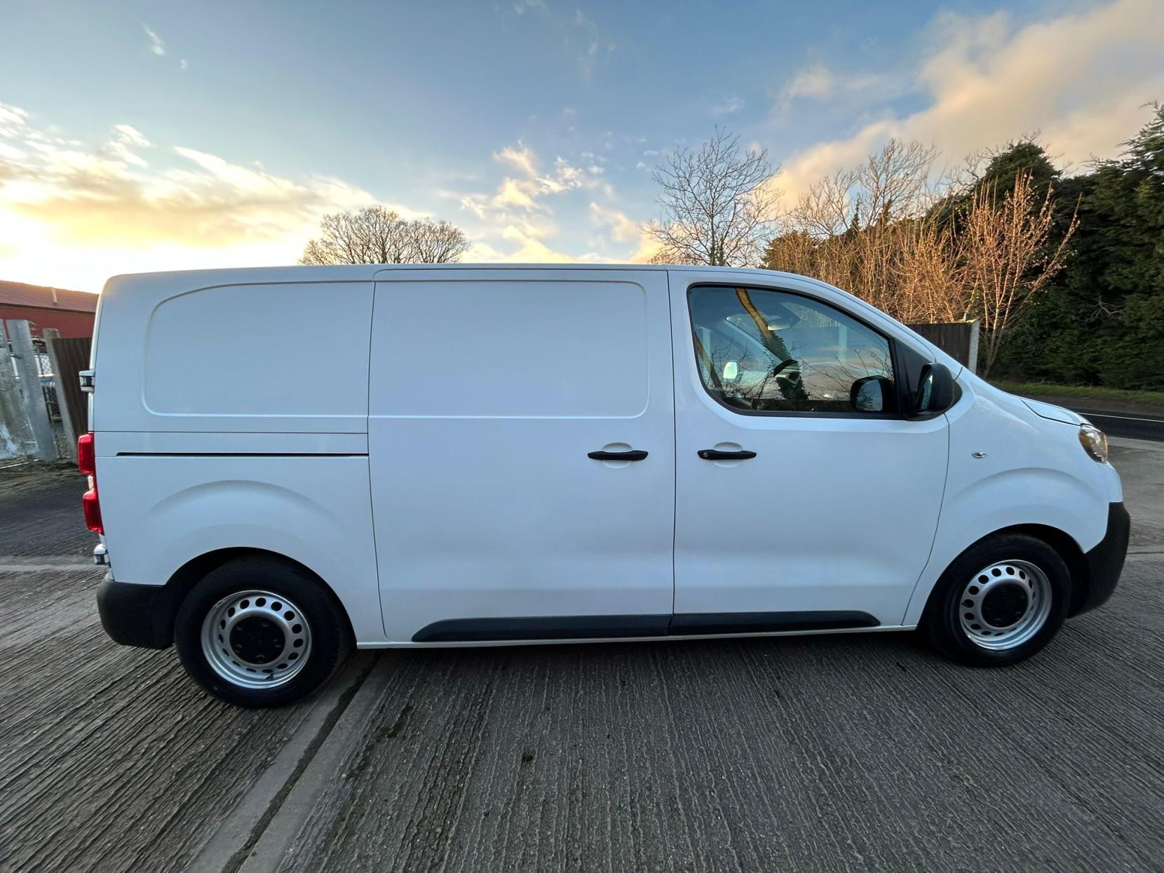 Peugeot Expert 1.5 BlueHDi 1000 Professional Standard Panel Van 6dr Diesel Manual MWB Euro 6 (s/s) (100 bhp)