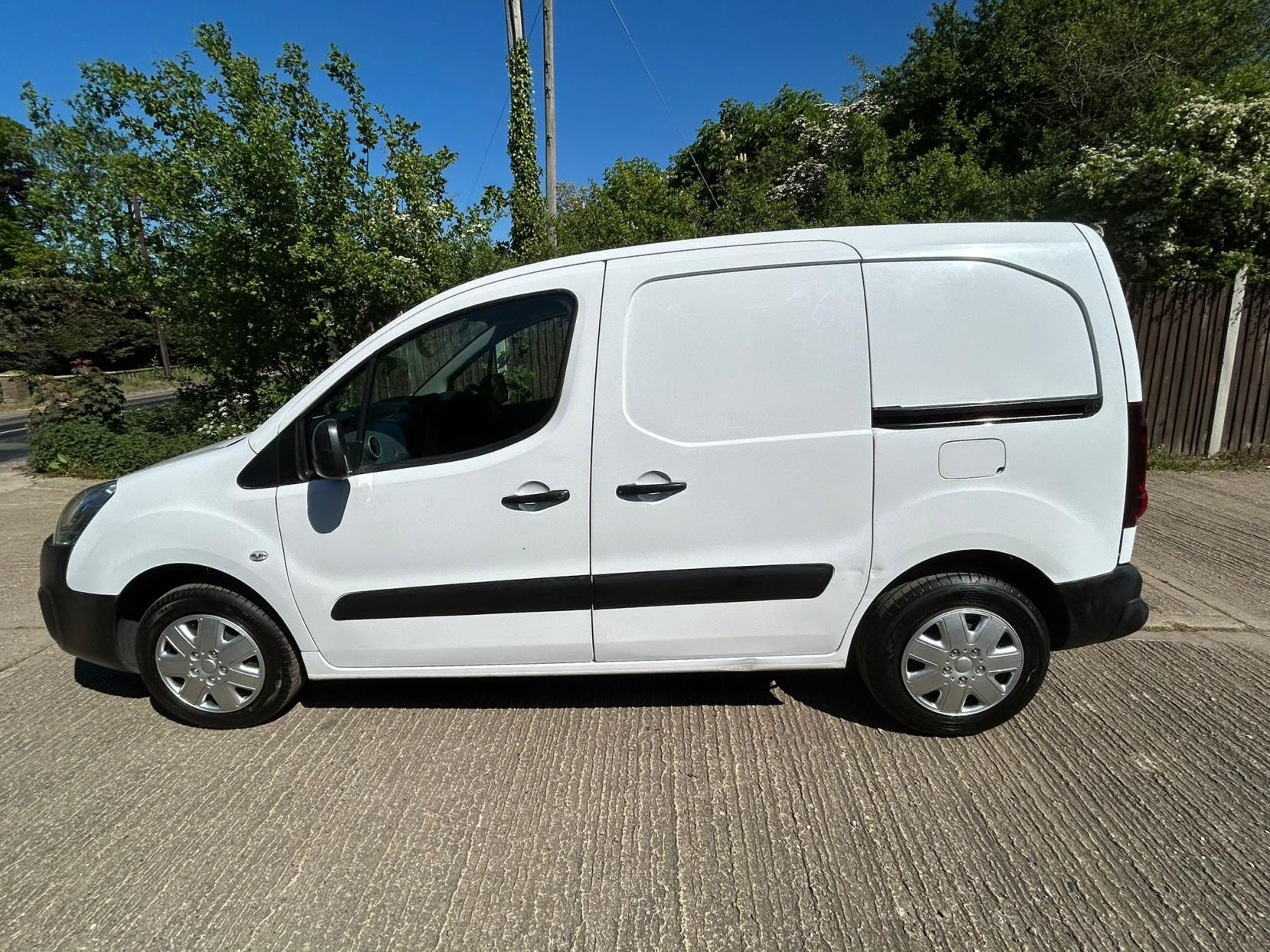 Peugeot Partner 1.6 BlueHDi 854 Professional Panel Van 5dr Diesel Manual L1 (112 g/km, 97.64 bhp)