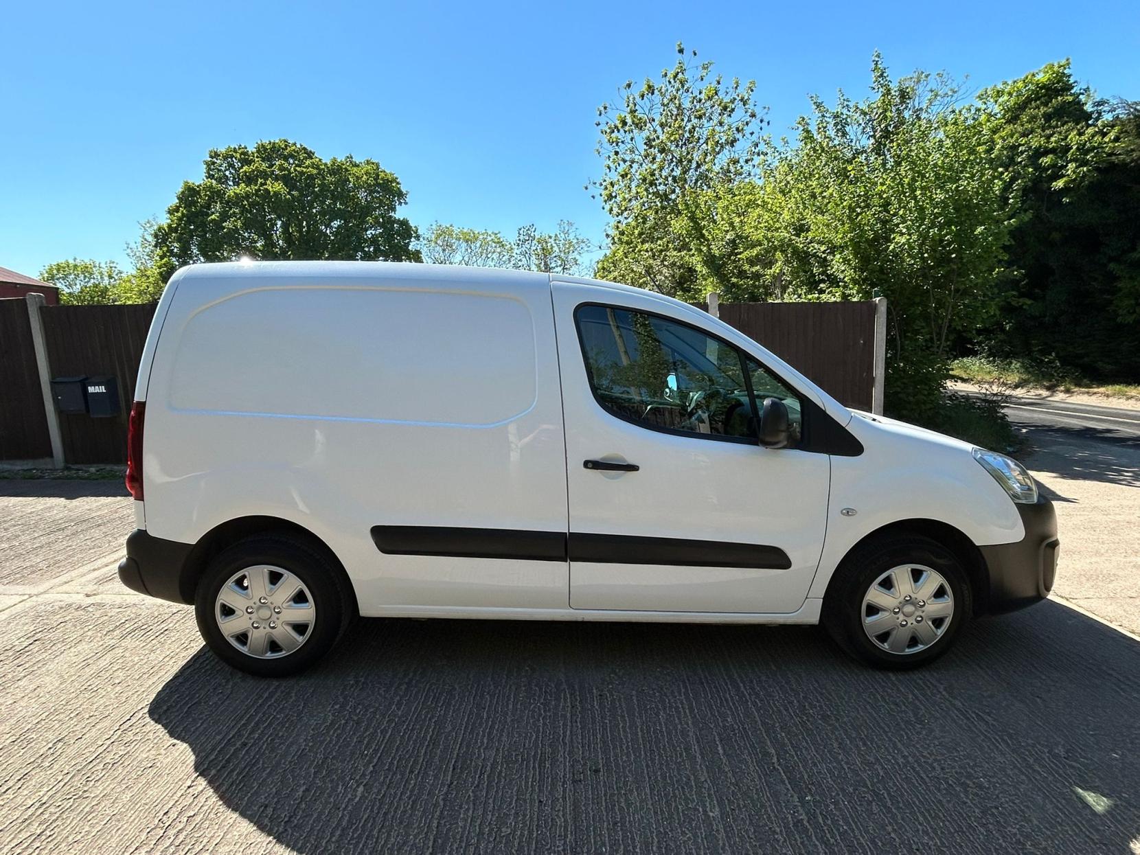 Peugeot Partner 1.6 BlueHDi 854 Professional Panel Van 5dr Diesel Manual L1 (112 g/km, 97.64 bhp)