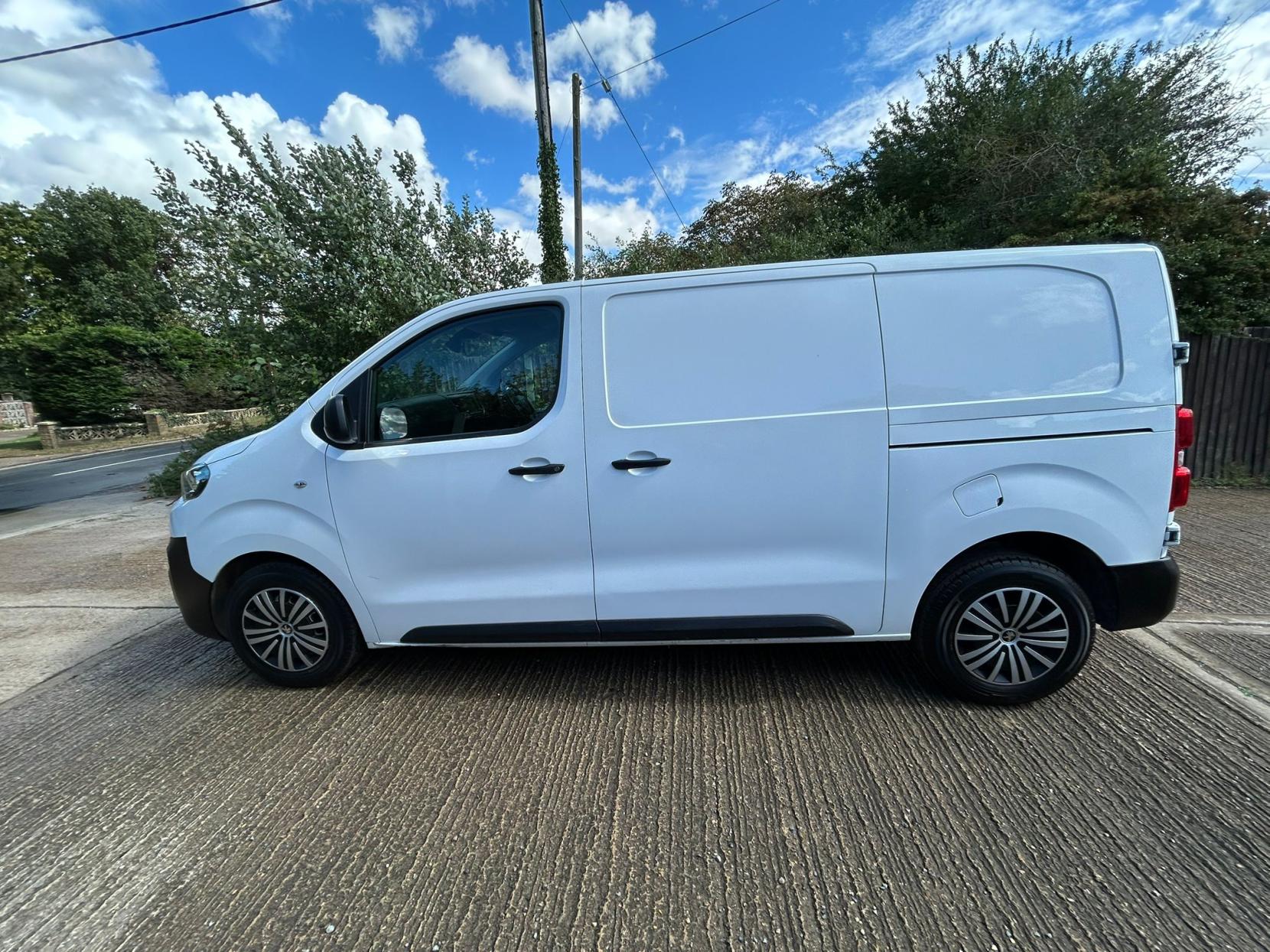 Peugeot Expert 2.0 BlueHDi 1400 Professional Standard Panel Van 6dr Diesel Manual MWB Euro 6 (s/s) (120 ps)