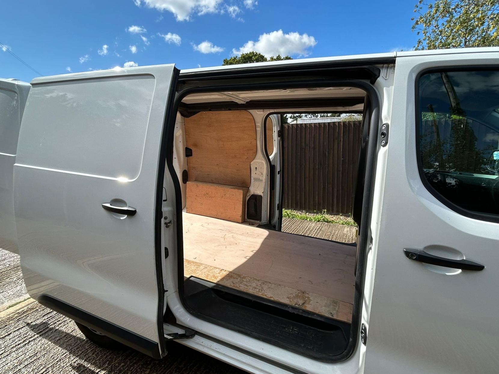 Peugeot Expert 2.0 BlueHDi 1400 Professional Standard Panel Van 6dr Diesel Manual MWB Euro 6 (s/s) (120 ps)