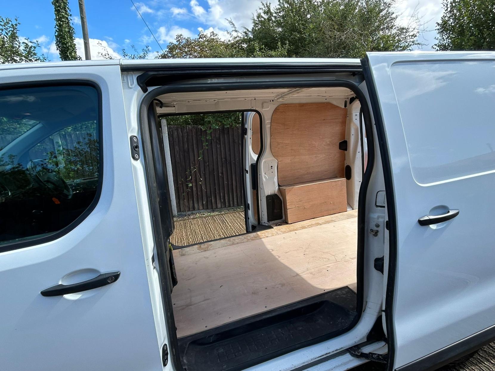 Peugeot Expert 2.0 BlueHDi 1400 Professional Standard Panel Van 6dr Diesel Manual MWB Euro 6 (s/s) (120 ps)