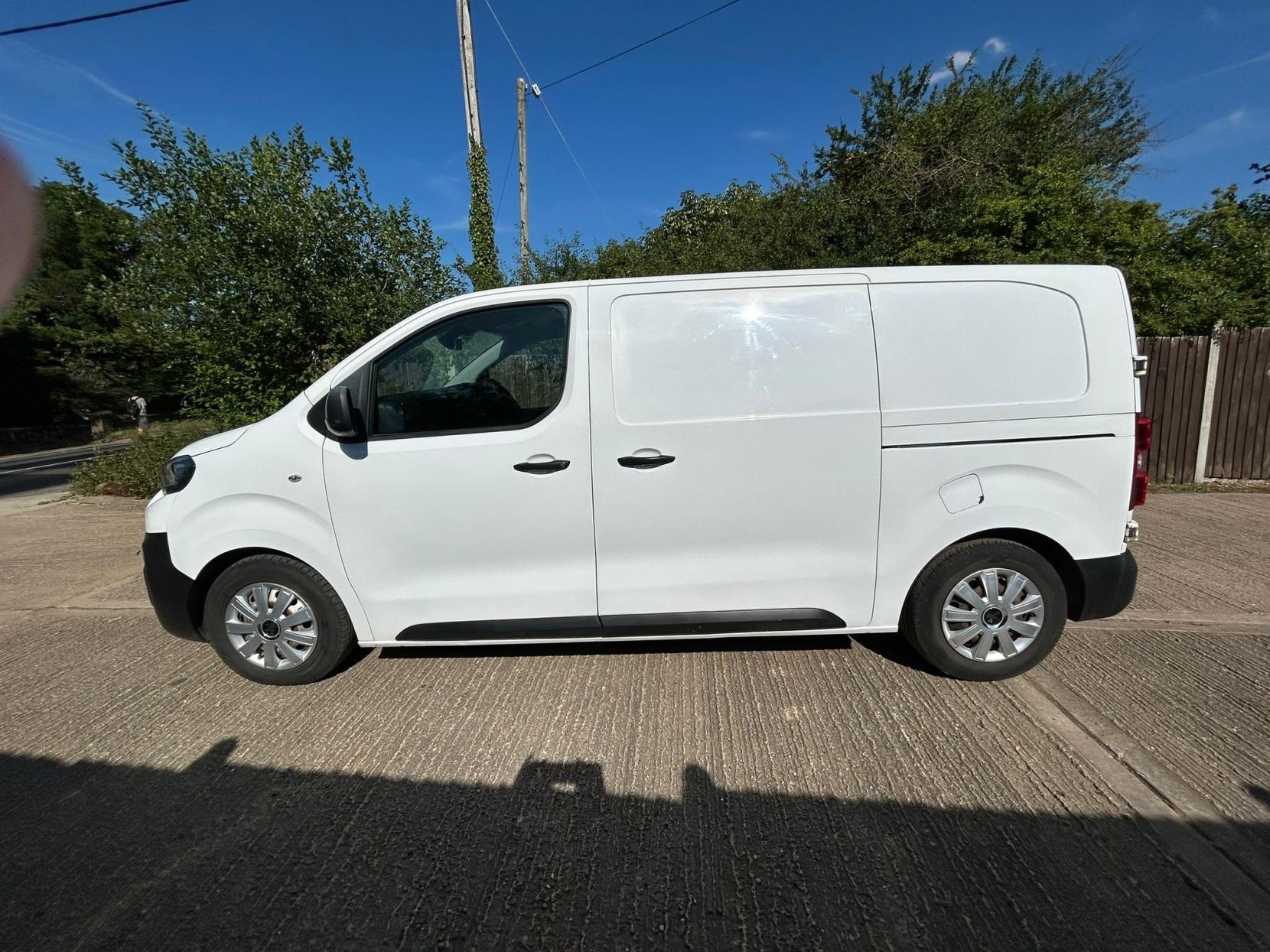 Peugeot Expert 1.6 BlueHDi 1000 Professional Standard Panel Van 6dr Diesel Manual MWB Euro 6 (95 ps)