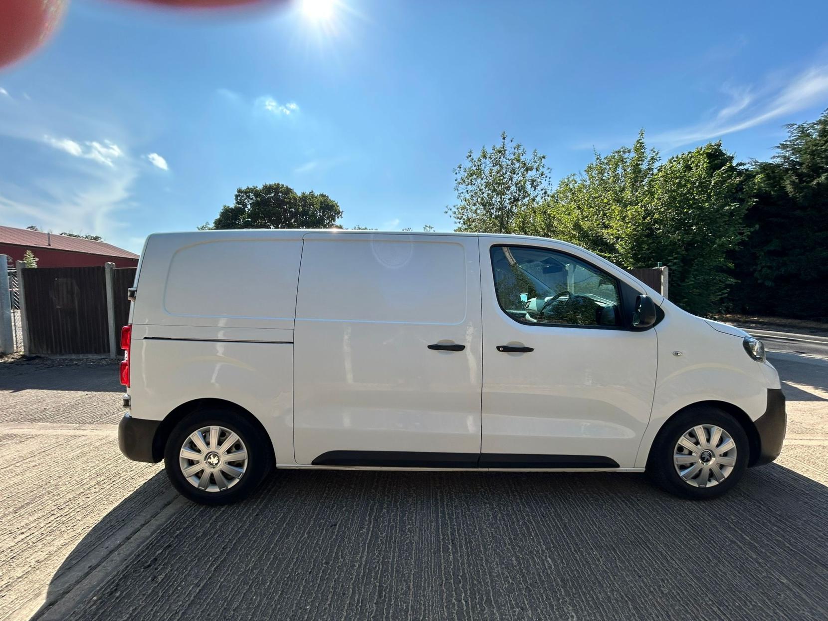 Peugeot Expert 1.6 BlueHDi 1000 Professional Standard Panel Van 6dr Diesel Manual MWB Euro 6 (95 ps)