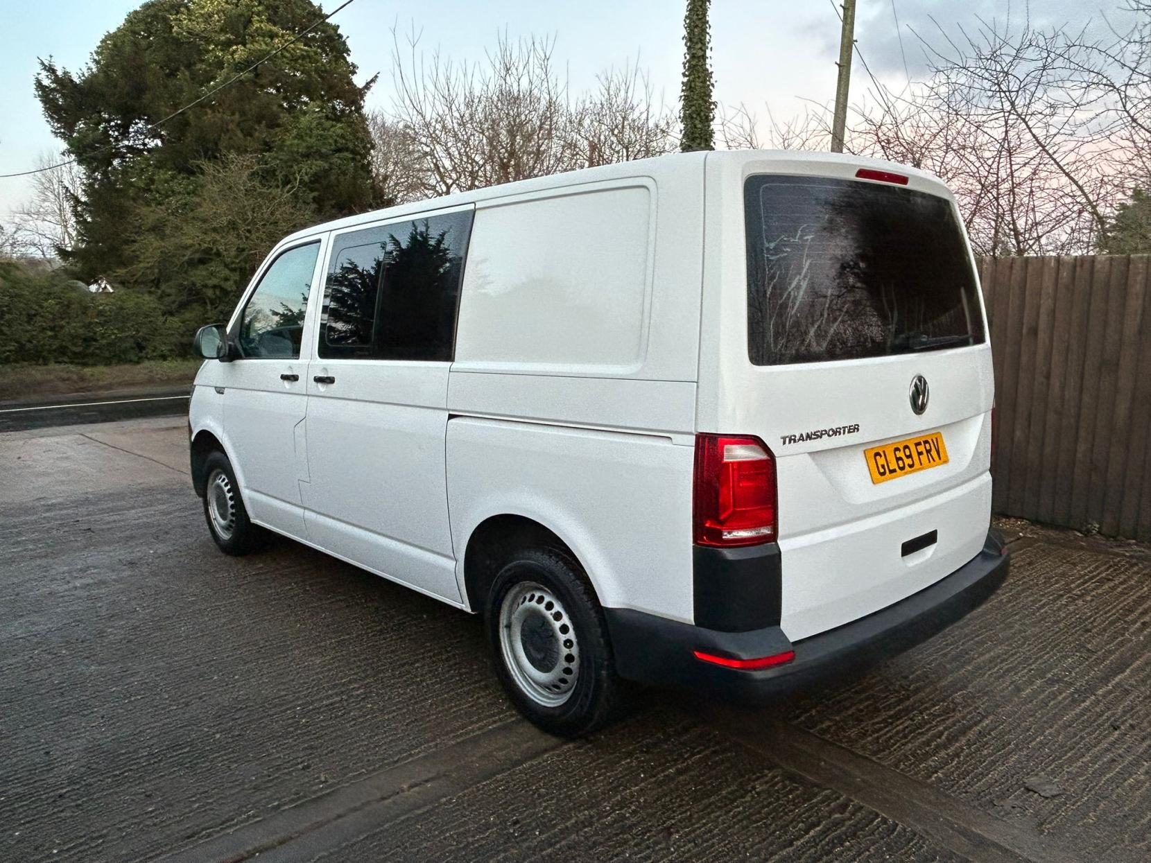 Volkswagen Transporter 2.0 TDI T30 Startline Kombi Double Cab 5dr Diesel Manual FWD SWB Euro 6 (s/s) (102 ps)